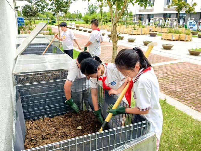 学生参与校园堆肥劳动