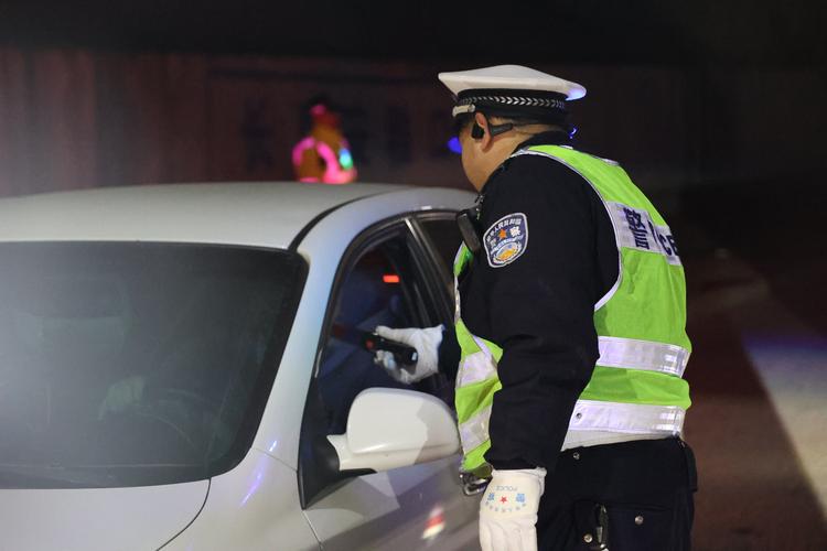 隔夜酒驾交警酒精测试现场图