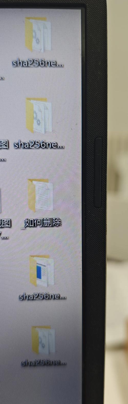 电脑屏幕上杂乱的文件夹图标，许多未整理的文件堆积的收件箱场景