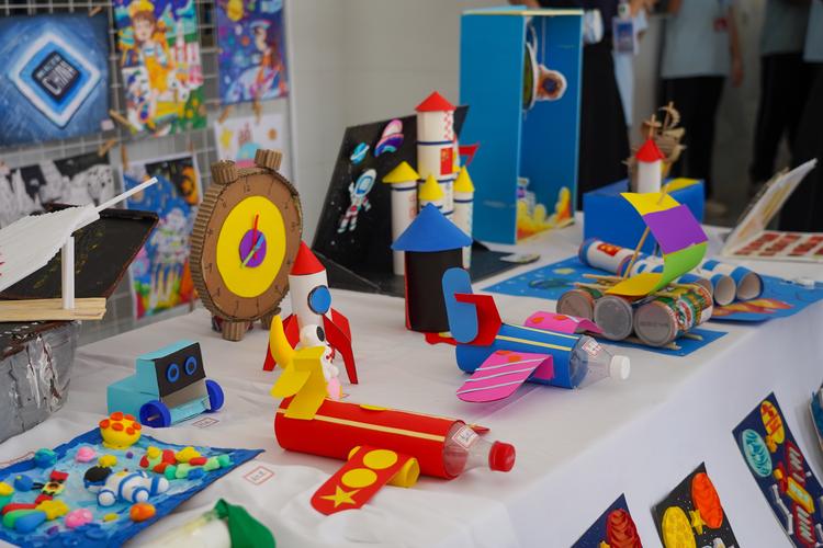 中小学生创新竞赛摆满作品的展厅展台