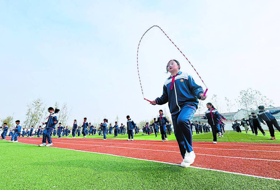 中小学大课间学生集体练习跳绳单摇场景