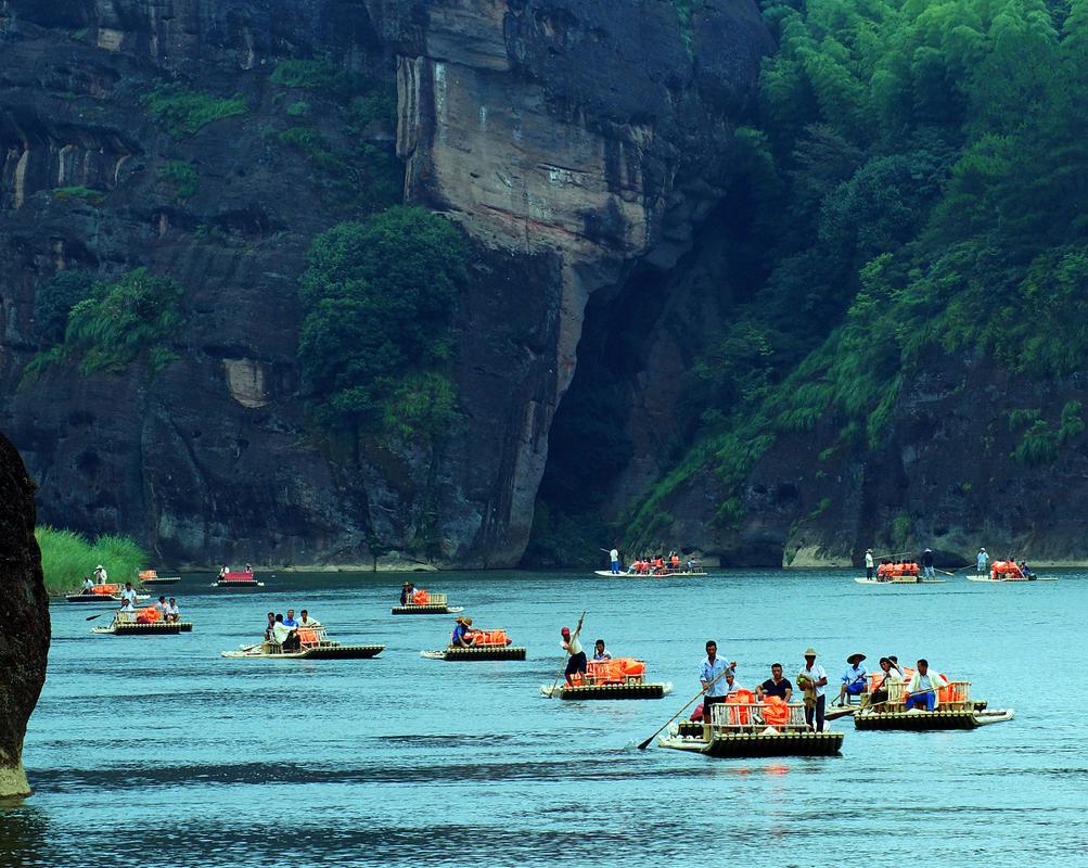 江西龙虎山泸溪河竹筏漂流
