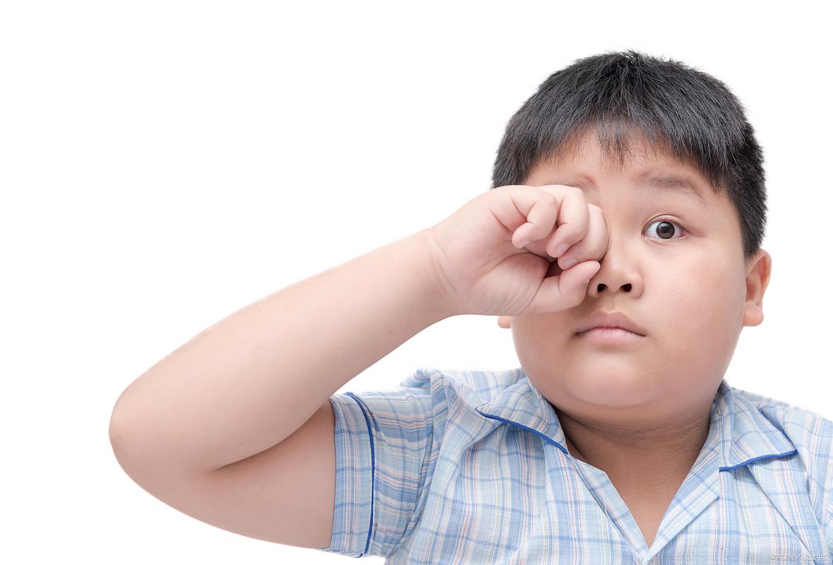 孩子揉眼睛看屏幕不适特写