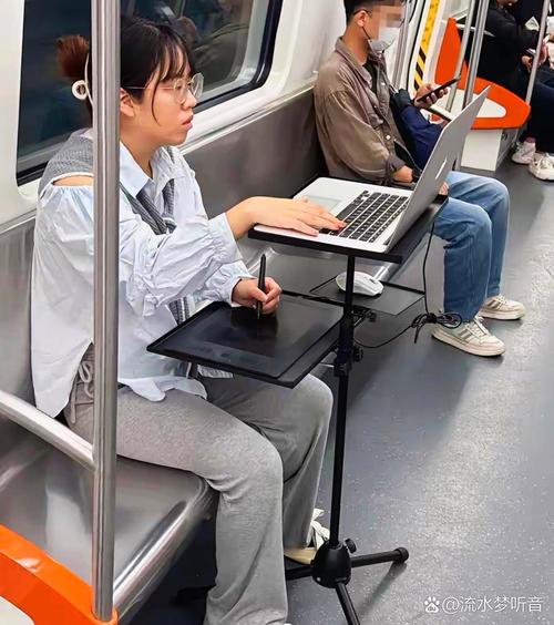 城市地铁通勤正确坐姿示意图