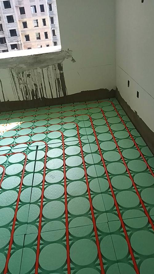 家装地暖地板悬浮铺设施工现场图