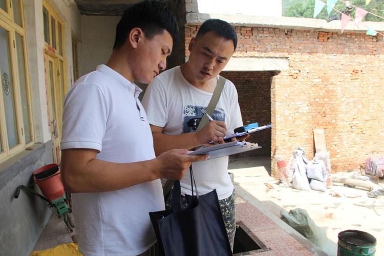 拆迁项目入户评估现场工作人员测量房屋示意图
