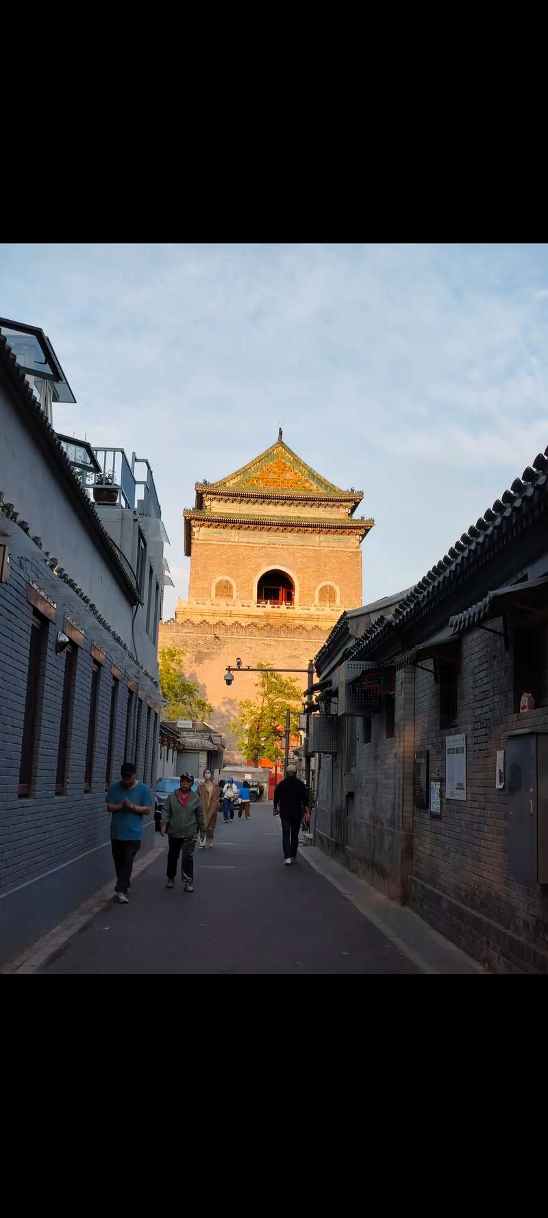 钟楼附近无名小巷的青砖墙与光影