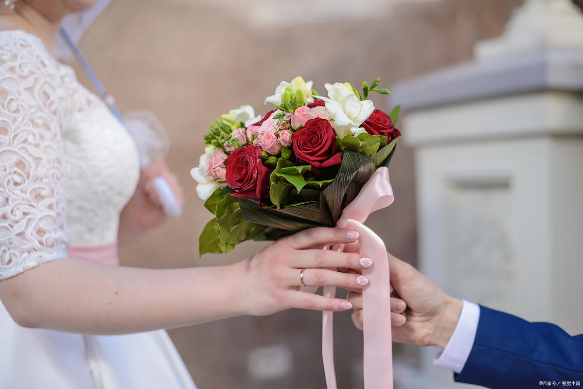 草坪婚礼新娘手持花束与香水瓶