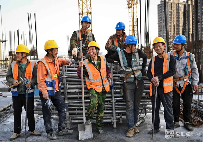 建筑工地尘土飞扬的施工现场与疲惫的年轻工程师