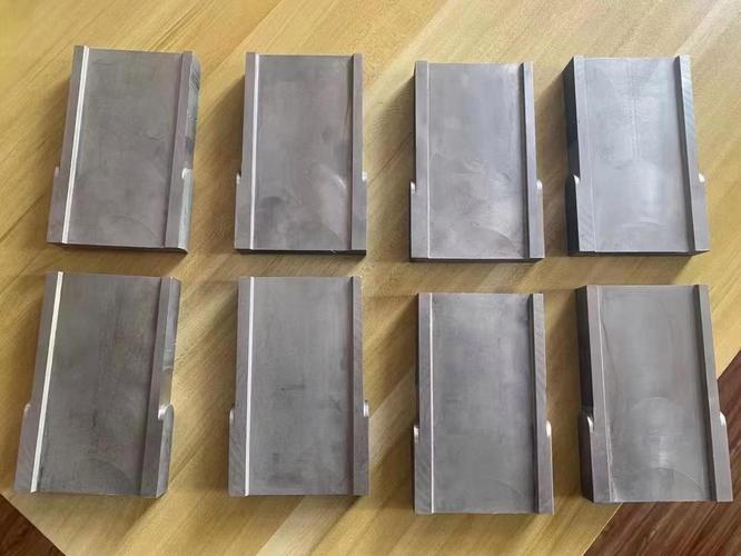 抛丸机长期使用后的抛头叶片状态对比