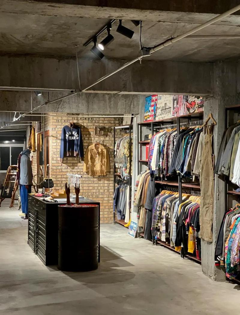 古着商店里挂满复古服装的货架