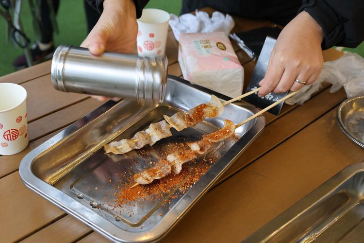 户外烧烤分三次撒料操作实拍