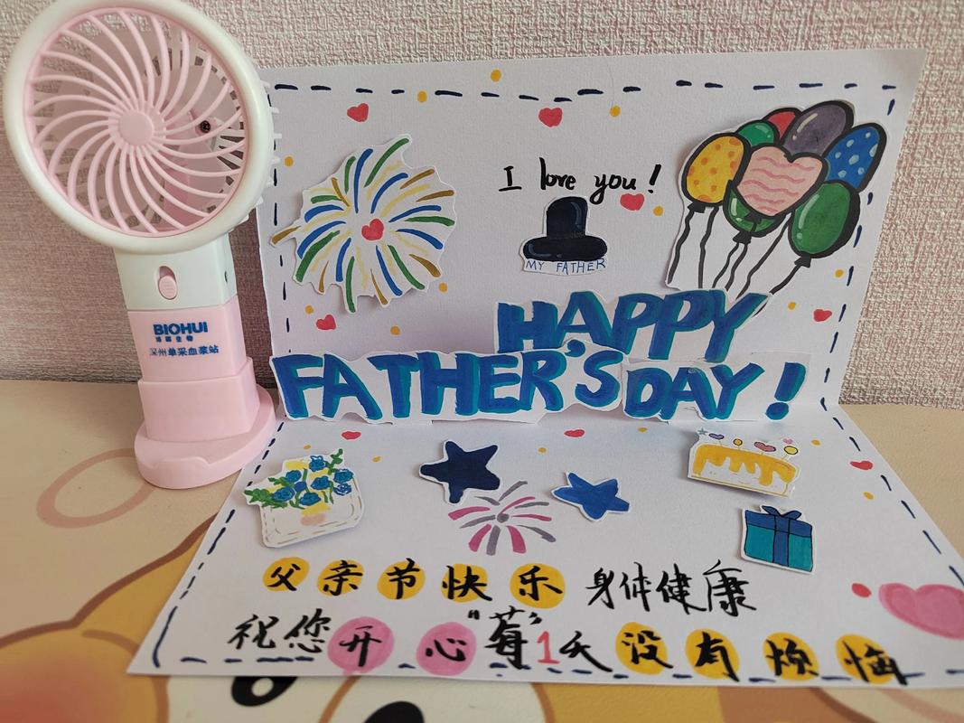爸爸在女儿午餐盒里放入手画的小卡片惊喜