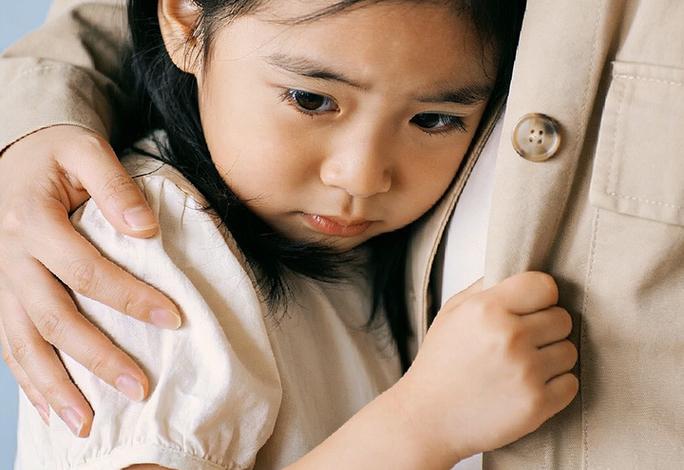三岁宝宝躲妈妈身后害羞真人场景图