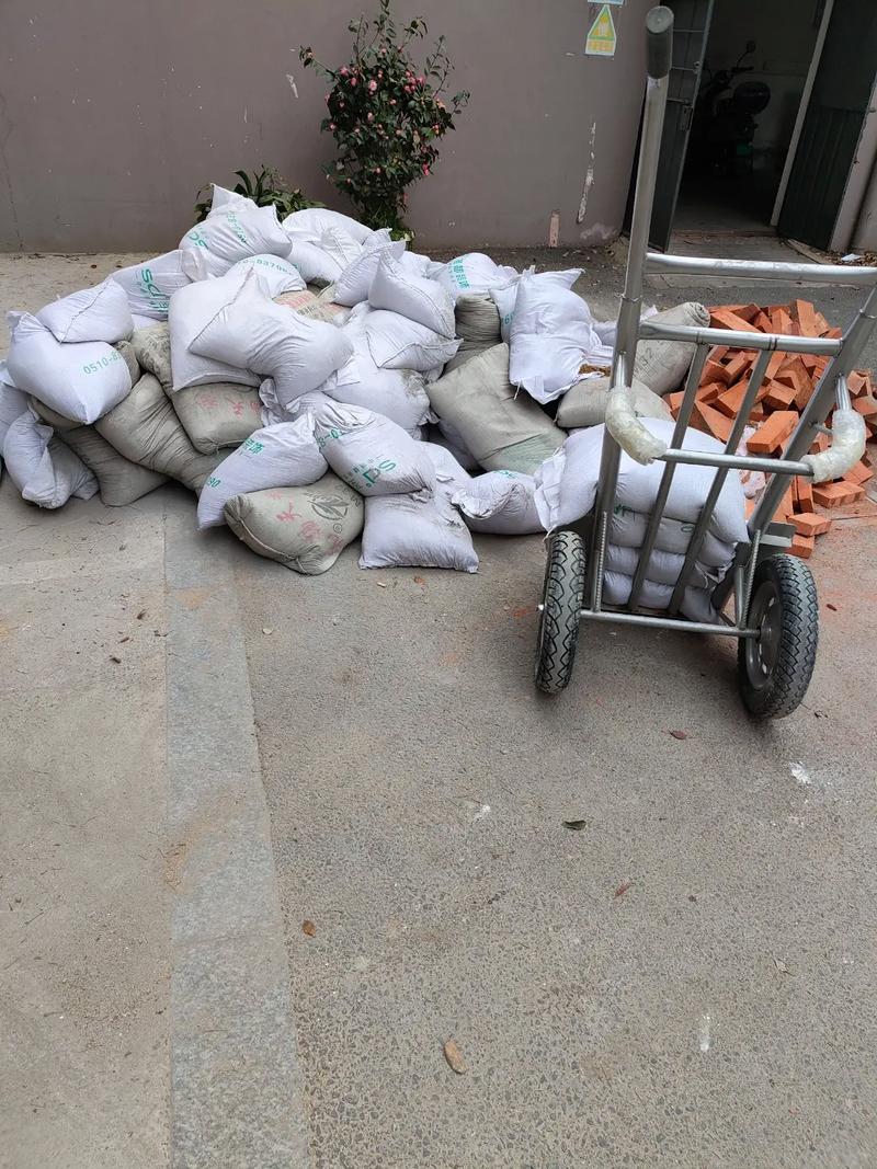 装修工人用推车搬运建筑垃圾下楼