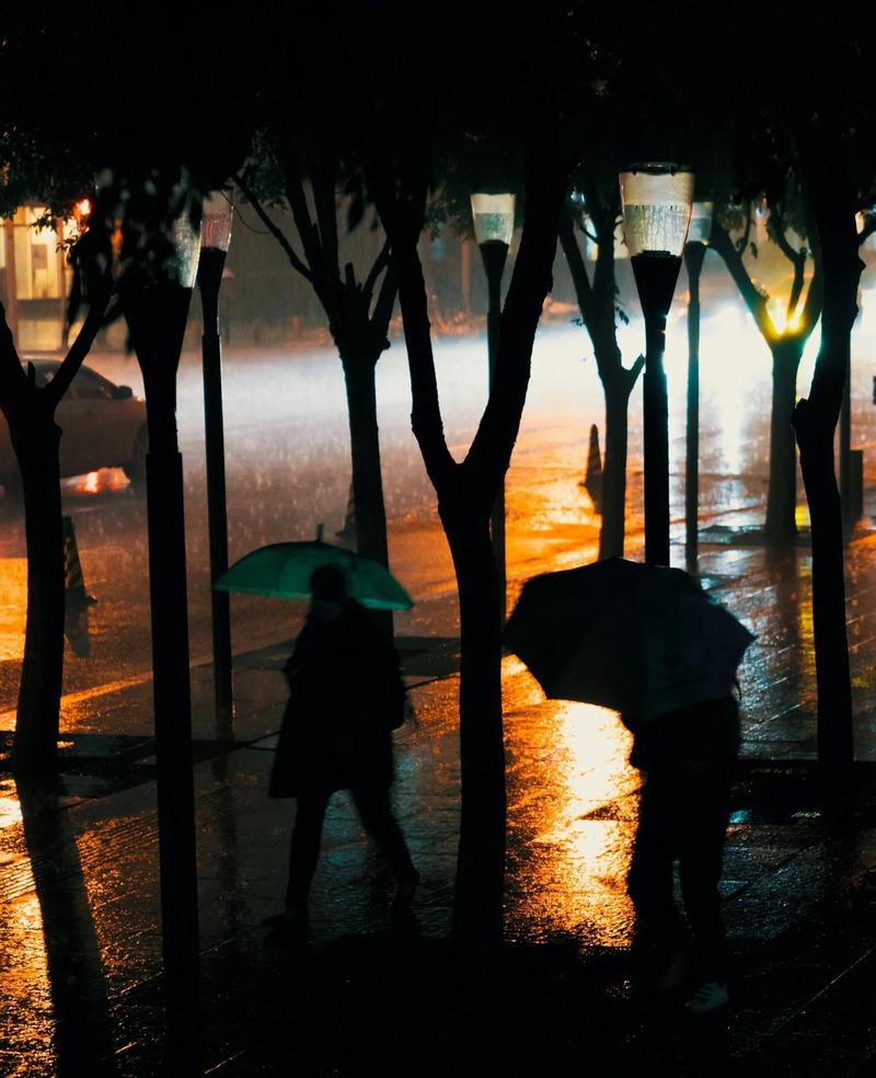 细雨中的城市街道模糊人影纪实摄影