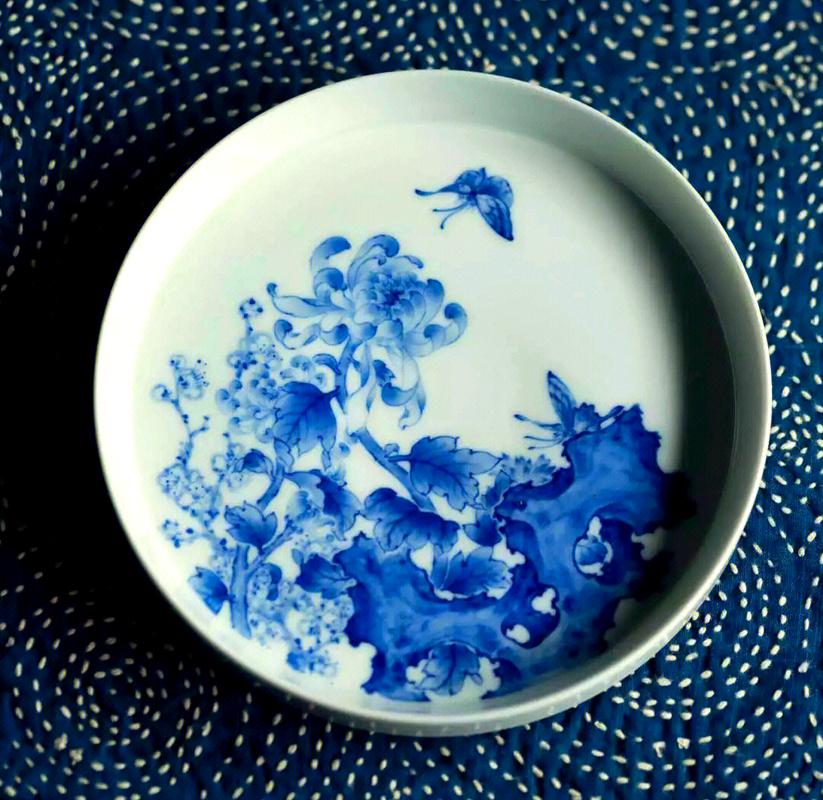 景德镇匠人手工给青花瓷分水实景