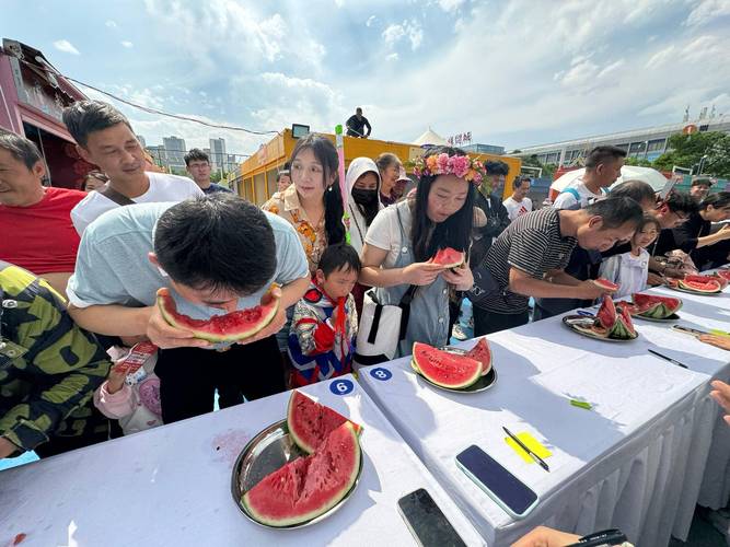 菜市场摊主切西瓜请顾客品尝的互动场景