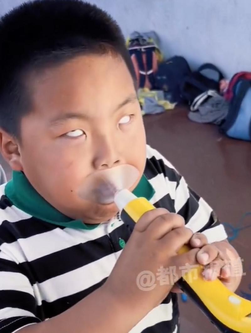 学生肺活量测试痛苦表情