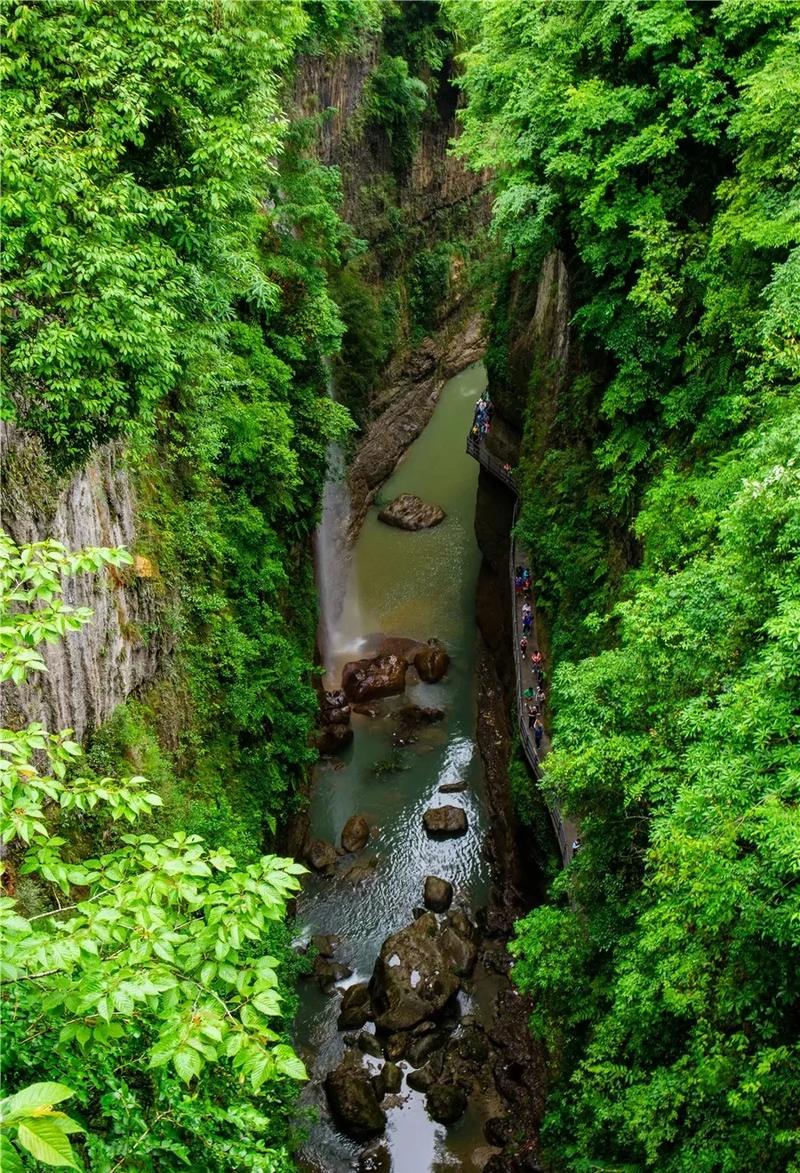 恩施大峡谷云龙地缝夏季翠绿峡谷瀑布