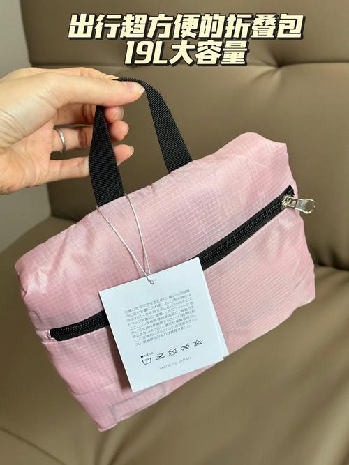 折叠后巴掌大的薄绒颈围塞通勤包侧袋