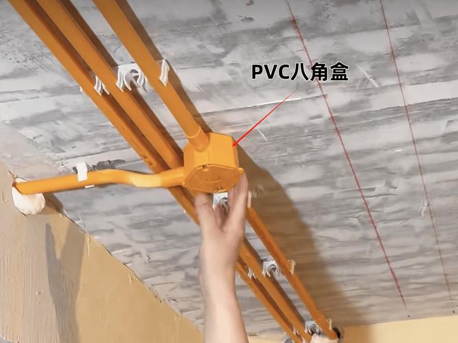 家装水电预埋阶段露出的PVC线盒实景图