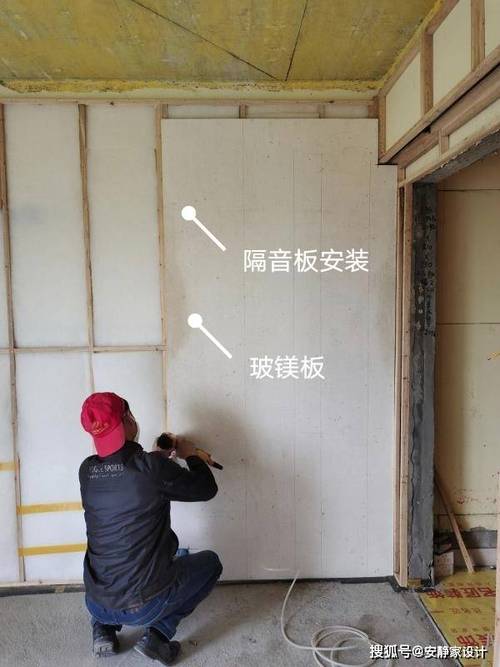 装修工人切割大芯板露出横截面近景