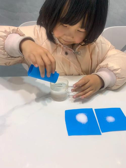 儿童在家做食盐溶解实验实拍