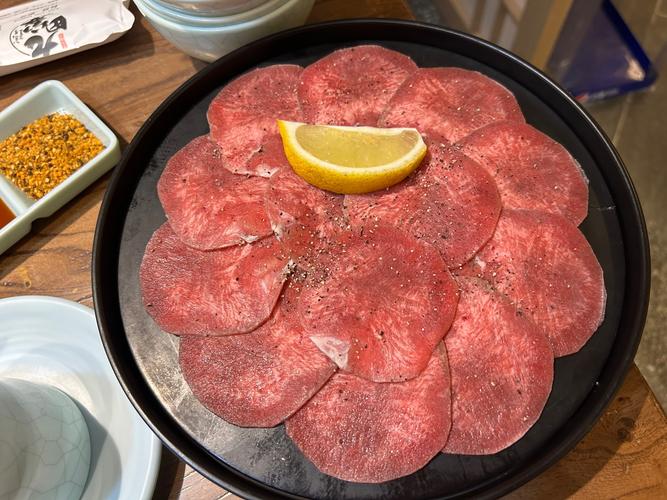 沈阳泥炉烤肉牛舌特写
