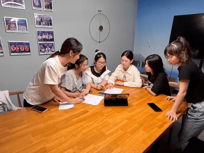 中国留学生在德国工业大学课堂小组讨论场景