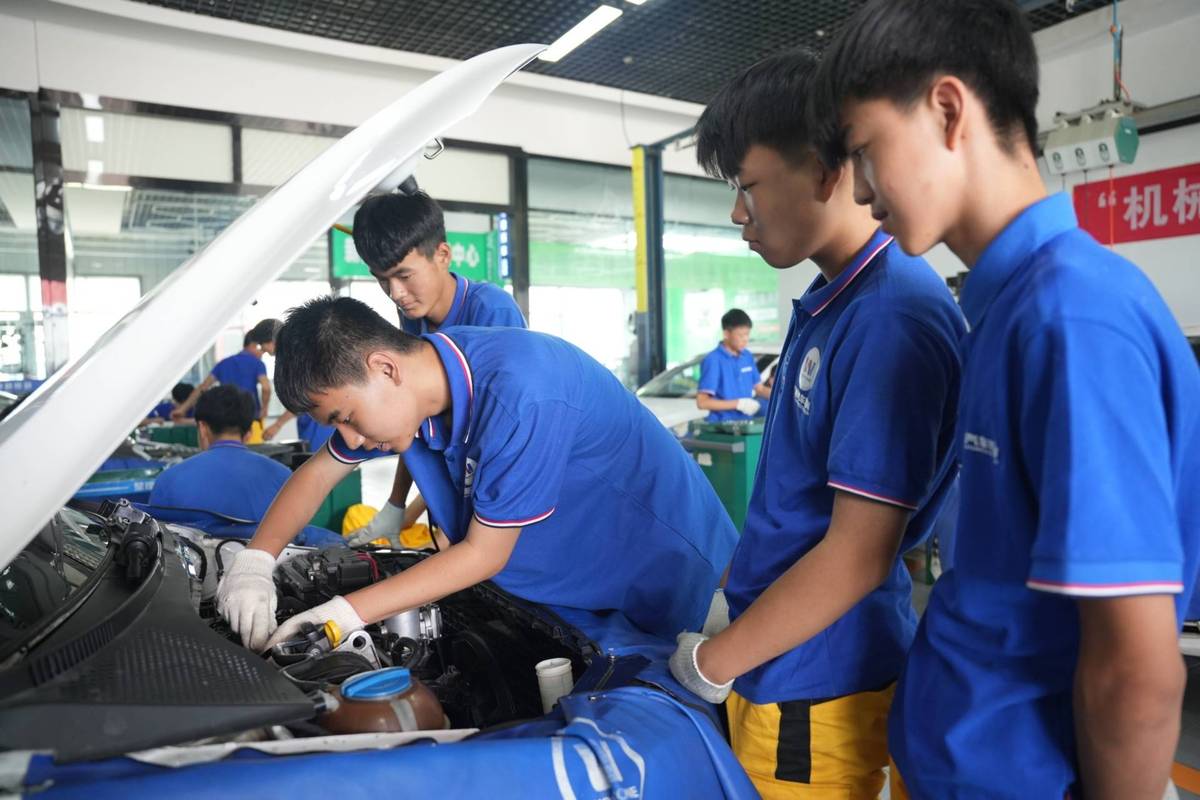 中专汽修专业学生实战训练