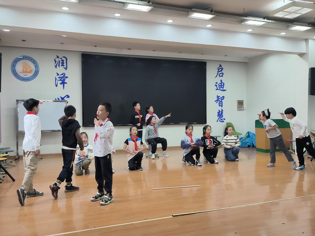 小学生戏剧排练中情绪爆发瞬间