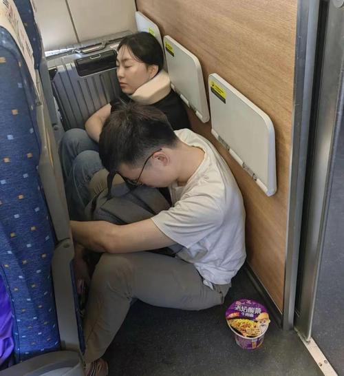 闺蜜在高铁站狼狈追赶列车