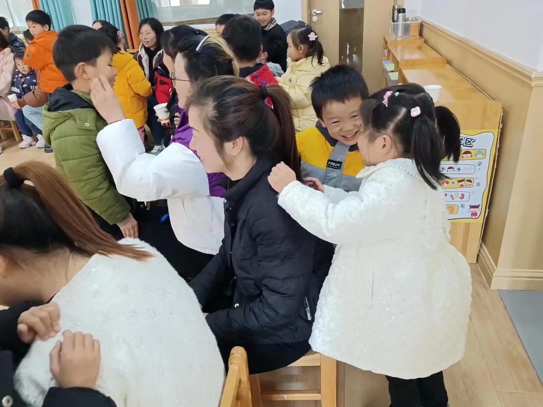 孩子轻轻拍抚母亲后背的手部特写
