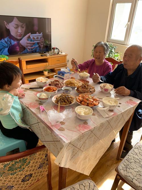家庭餐桌祖孙两人摆放酸奶场景