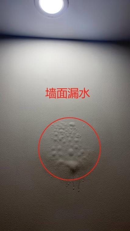 硅藻泥墙面吸湿后表面水珠对比