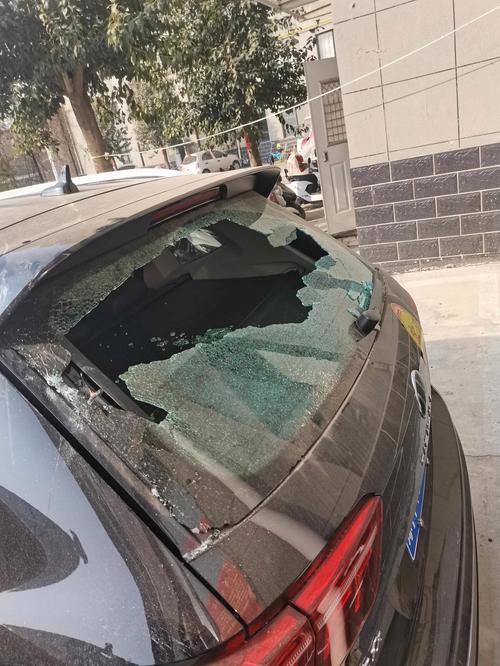 汽车被高空坠物砸中挡风玻璃现场