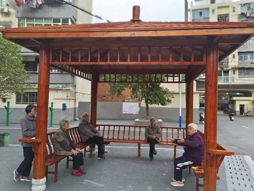 小区凉亭邻里聊天喝茶场景