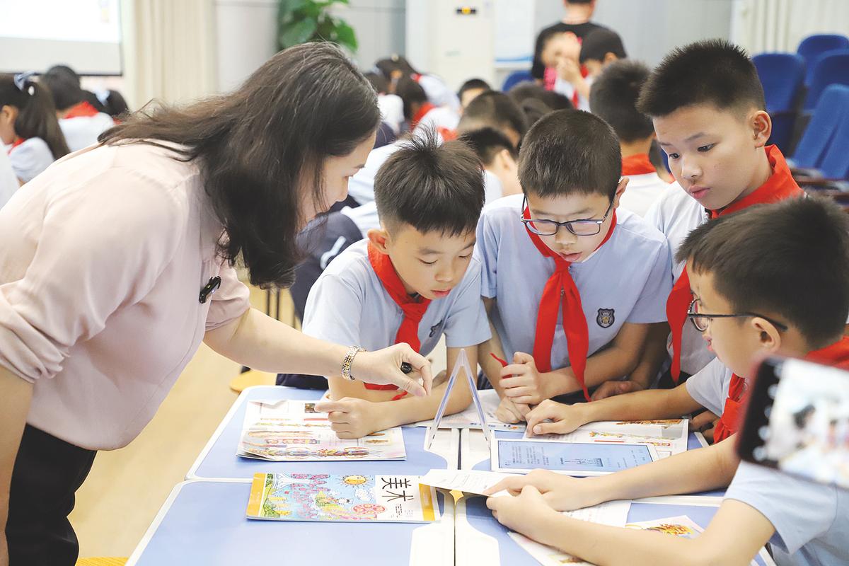 教师指导学生使用平板电脑制作数字作品集
