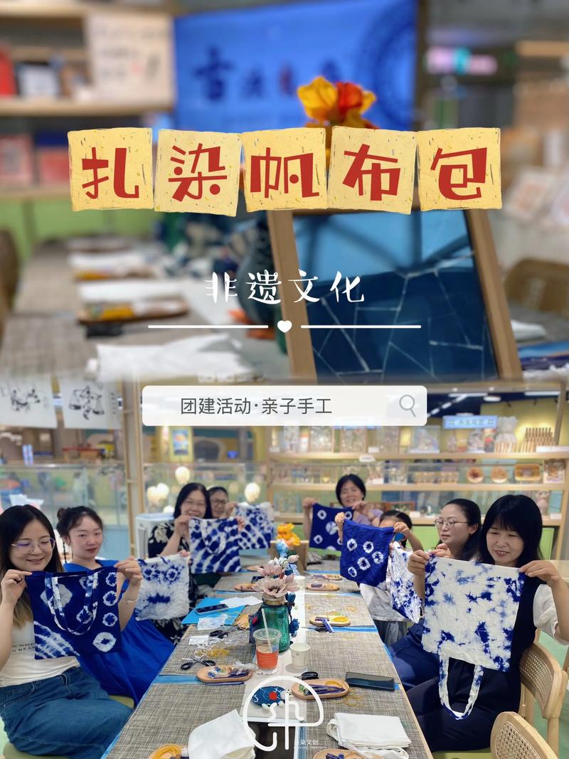 玄关铜挂钩挂扎染帆布包日常场景