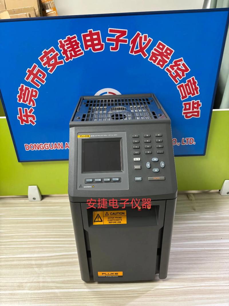 桌上堆满各种测试测量仪器包括万用表示波器电源