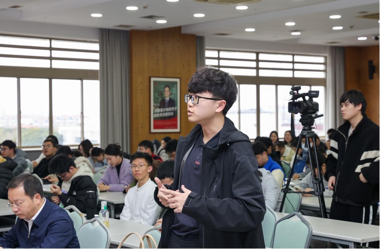 推免面试现场学生回答瞬间
