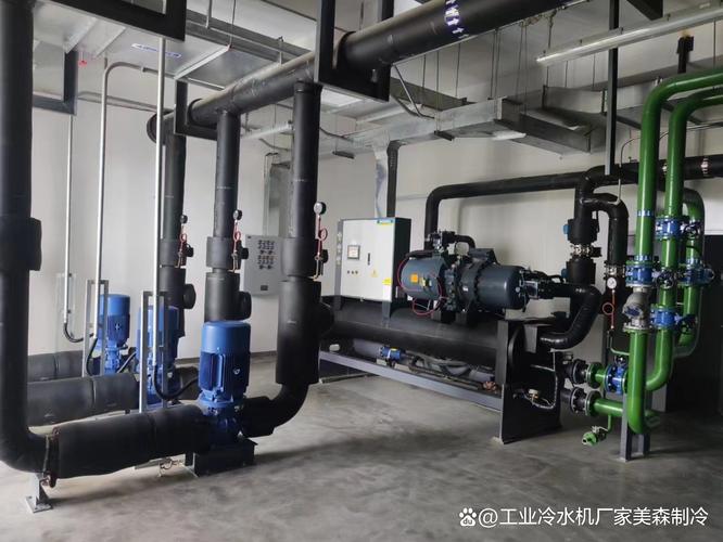 工业厂房内水冷冷水机组连接管道实拍