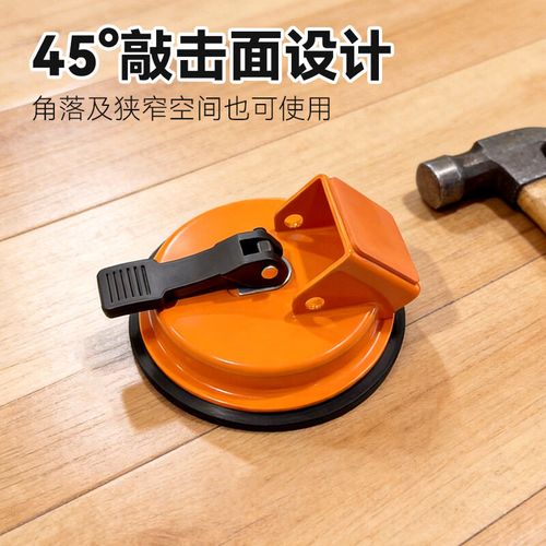 地板维修师傅用吸盘修复起翘地板