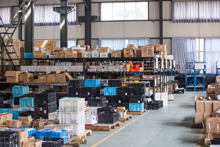 制造工厂闲置MRO物料堆放在仓库角落实拍