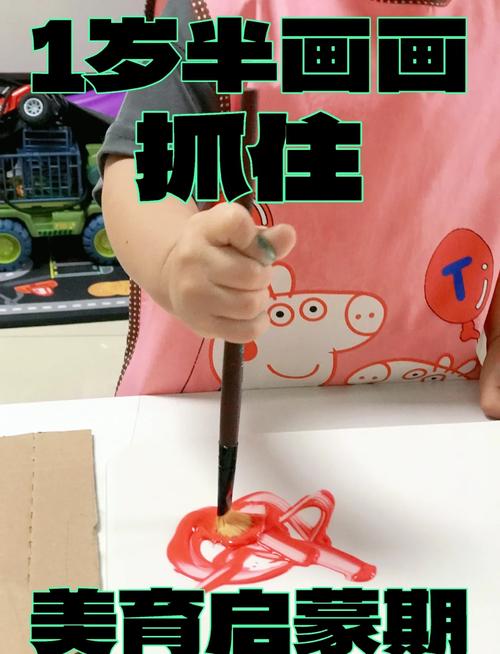 1岁宝宝抓粗蜡笔在快递盒上宝宝涂鸦场景