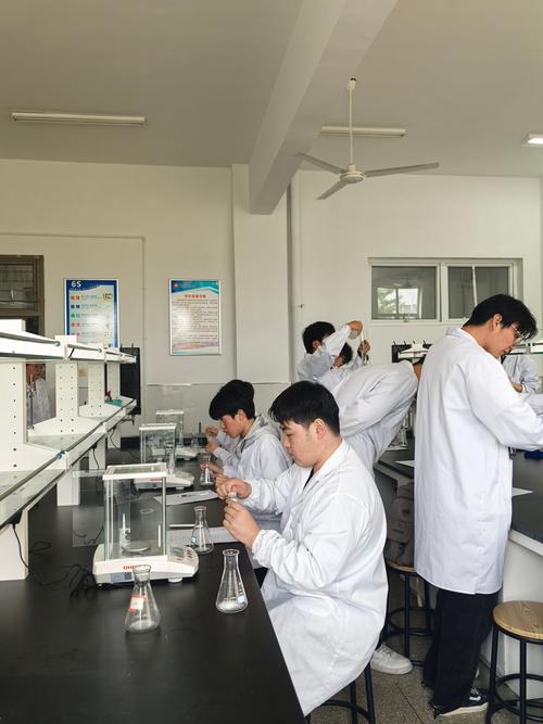 学校化学实验室学生机械操作实验