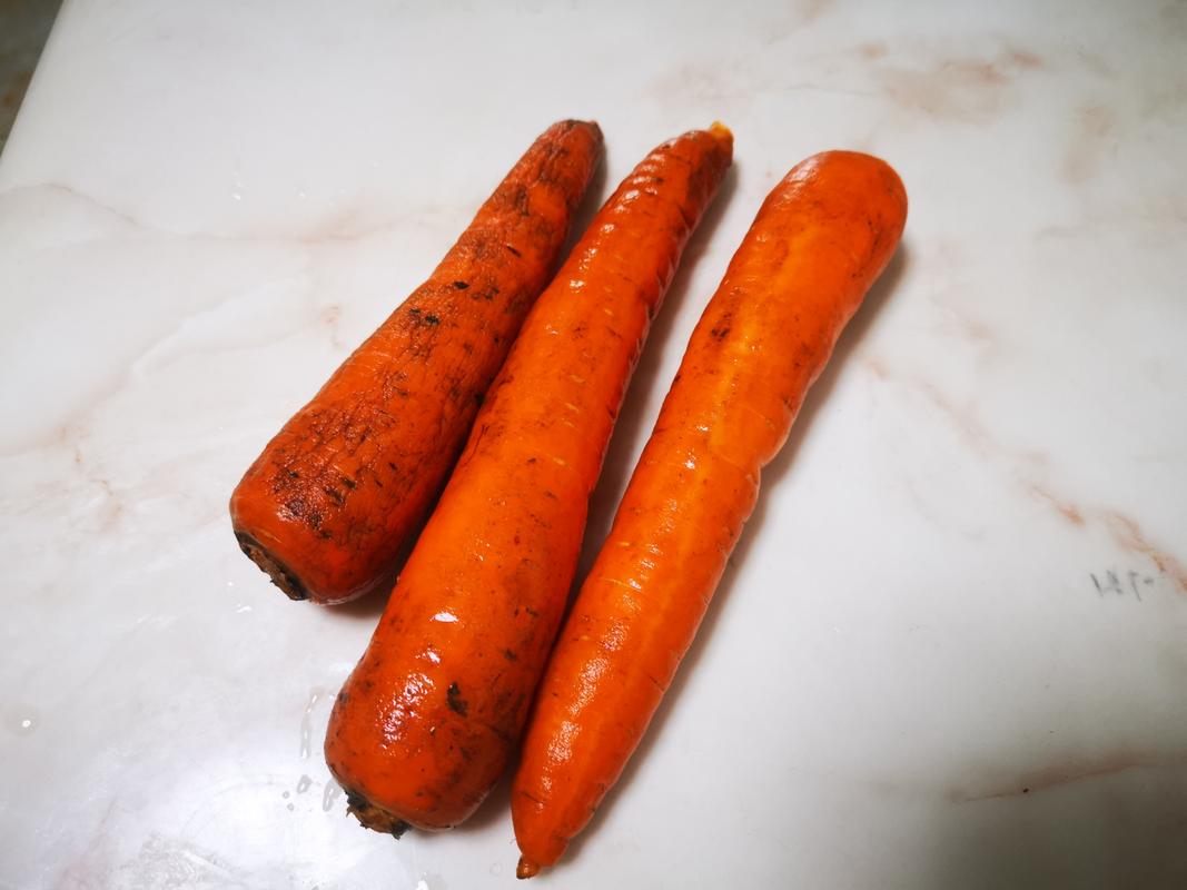 生鲜市场售卖的带自然表皮瑕疵的胡萝卜实拍