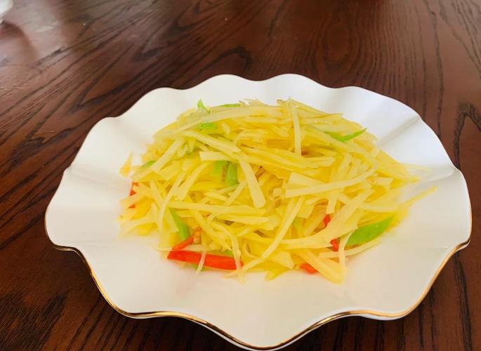 家常炒土豆丝淋锅边醋特写