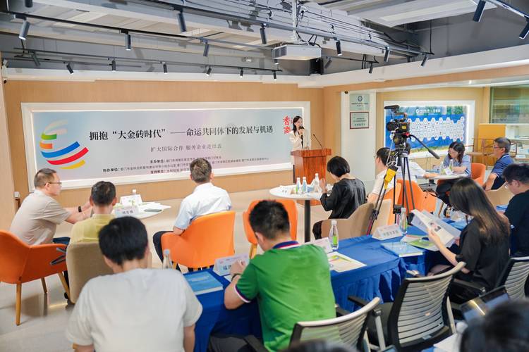 高校教授路演现场 投资人热烈交流